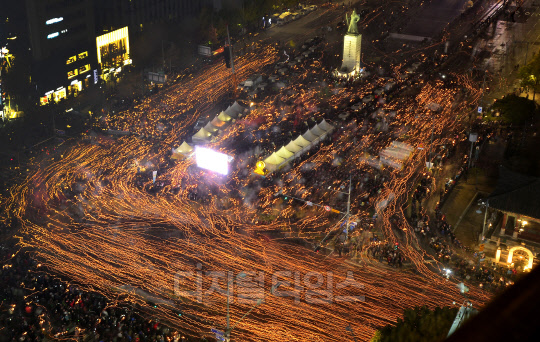 '모이자! 분노하자! #내려와라 박근혜 2차 범국민행동' 분노문화제(2차 촛불집회)가 열린 지난 5일 집회에 참가한 시민 10만여명(주최측 추산, 경찰추산 약 4만3000명)이 광화문 광장에 모여 촛불을 들고 종로방향으로 행진하고 있다. 유동일기자 eddieyou@